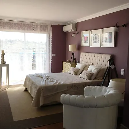 With 4 Bedrooms In Portugal With Wonderful Sea View Villa *